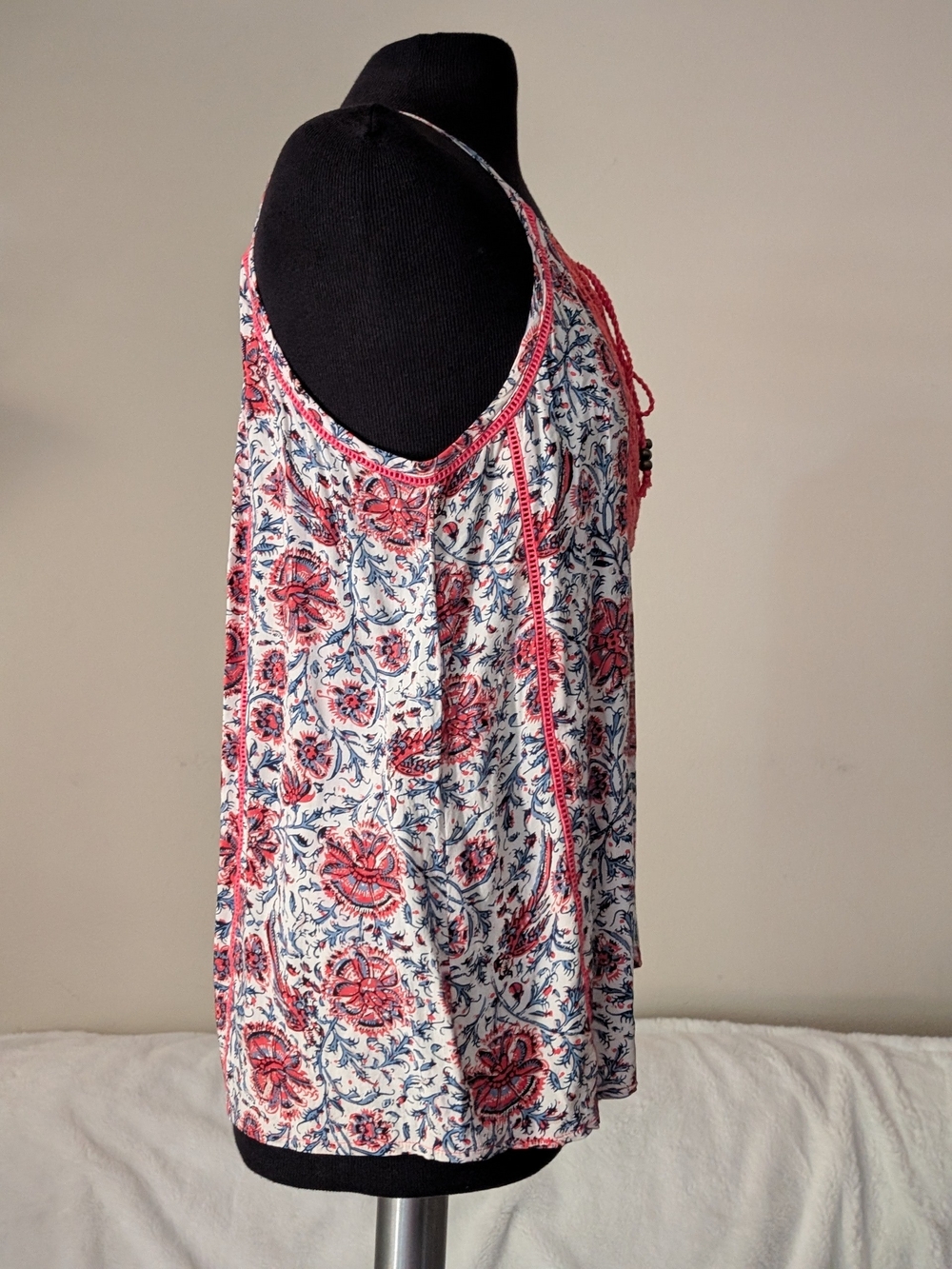 Solitaire Coral, Blue, and White Floral Crochet-Trim Halter Camisole - Picture 4 of 9